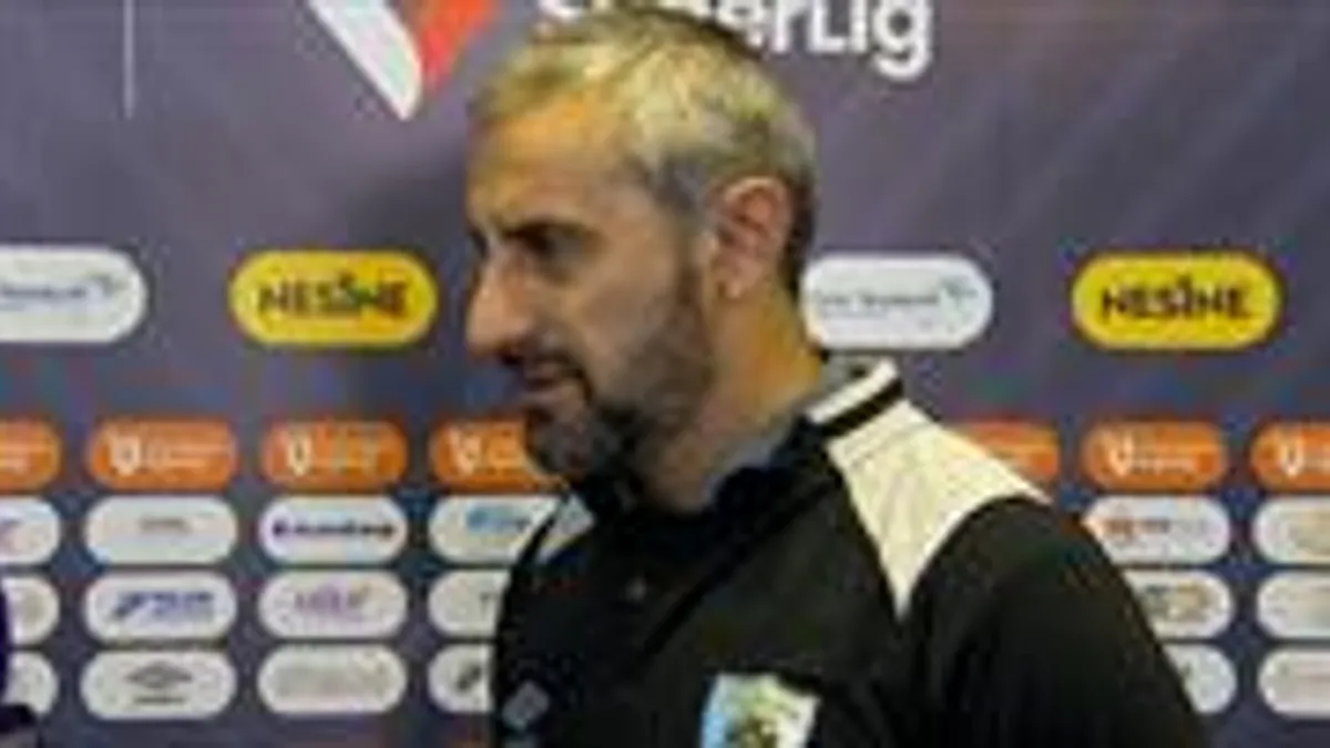 Serkan Özbalta maç sonu röportaj verirken
