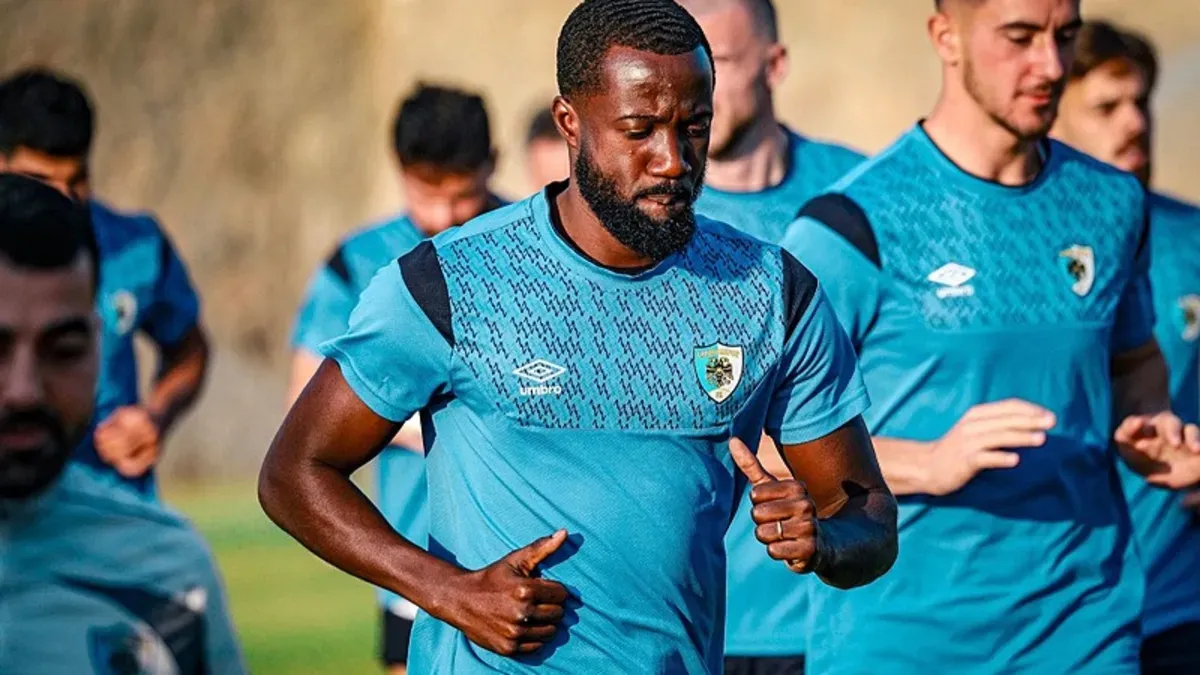 Erzurumspor formasıyla saha içinde topa sahip olan futbolcu