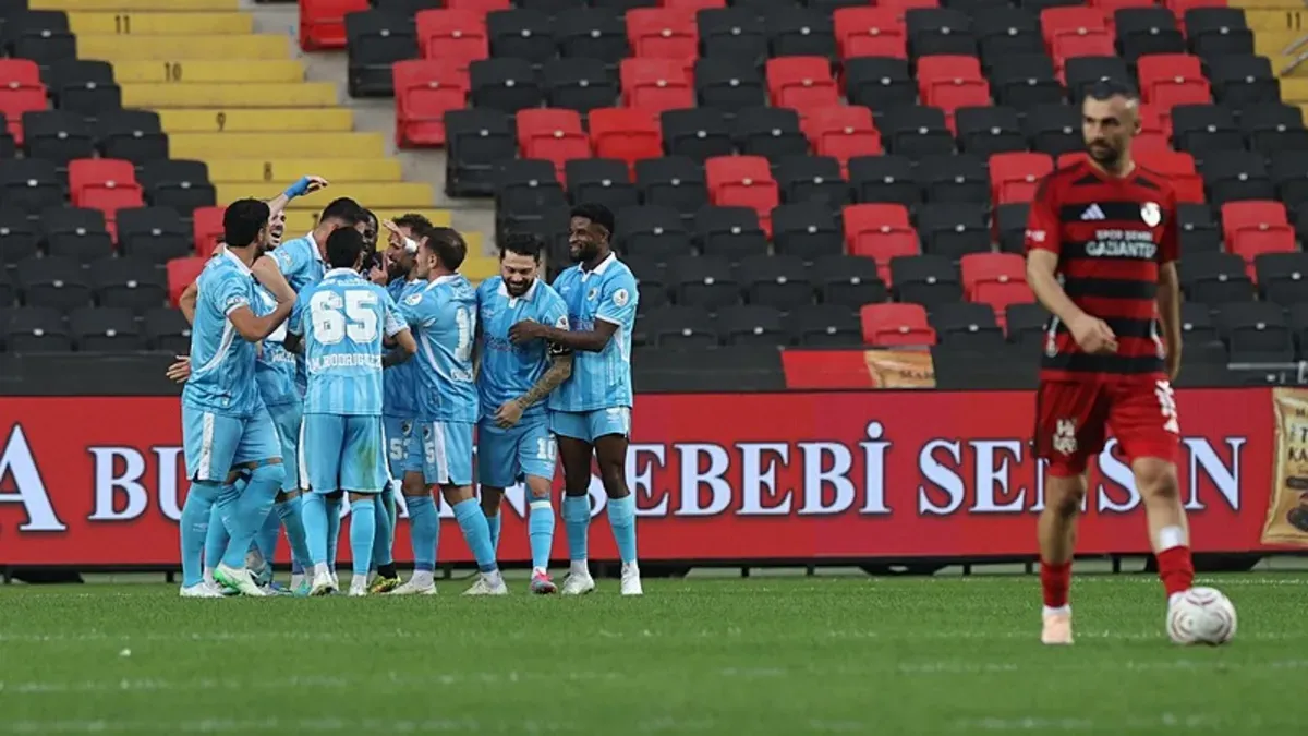Erzurumspor oyuncuları ve teknik heyet maç sonrası sevinç görüntüsü