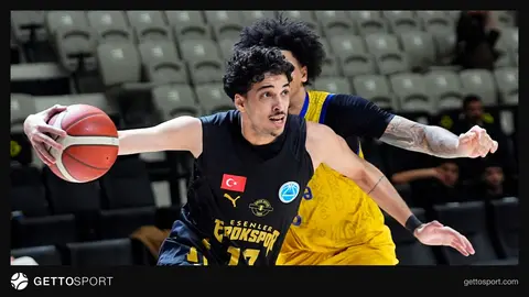 Esenler Erokspor oyuncuları maç öncesi antrenmanda