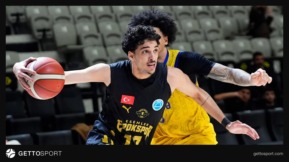 Esenler Erokspor oyuncuları maç öncesi antrenmanda