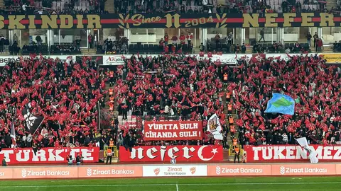 Prof. Dr. Fethi Heper Stadyumu'nda Türk bayrakları ve taraftarlar