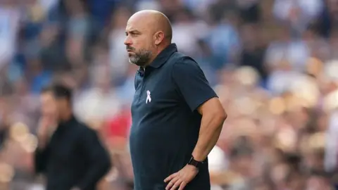 Espanyol baş məşqçisi Manolo Qonsales və klub loqosu