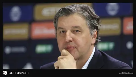 Dejan Bodiroga konuşurken EuroLeague logosu arka planda