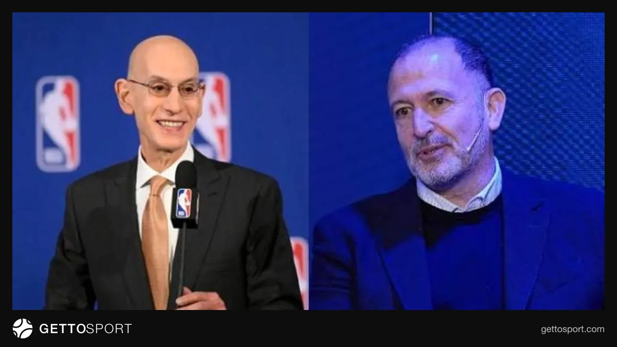 Chus Bueno konuşma yaparken mikrofon önünde görüntüsü