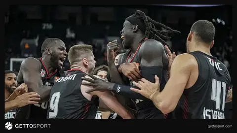 EuroLeague maçında Beşiktaş ve Anadolu Efes oyuncuları saha kenarında kutlama yapıyor