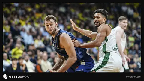 Euroleague maçından oyun anı, Türk takımı oyuncuları sevinirken