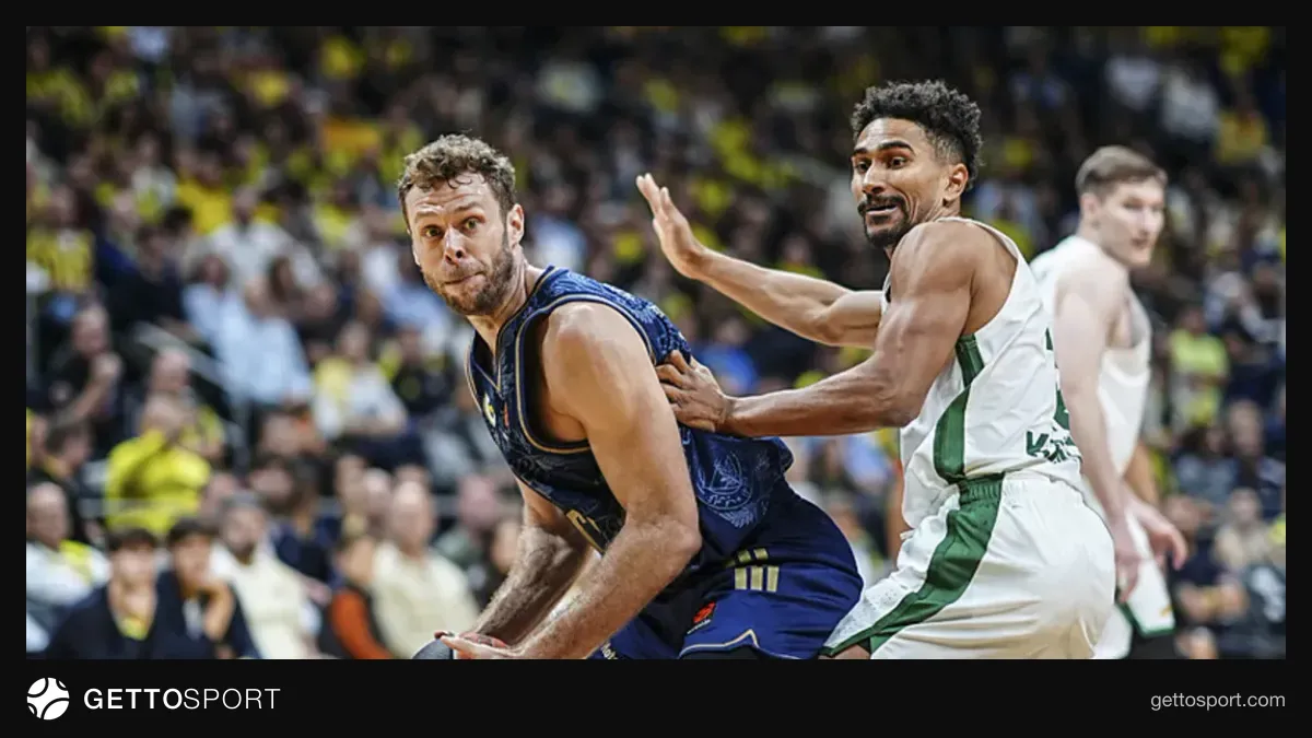 Euroleague maçından oyun anı, Türk takımı oyuncuları sevinirken