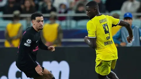 Eyden Makkarti qol vurarkən futbol meydançasında