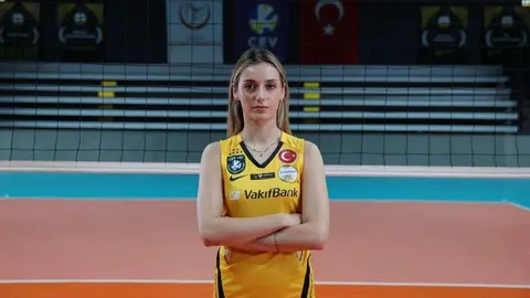 Eylül Akarçeşme Yatgın maç sırasında saha kenarında