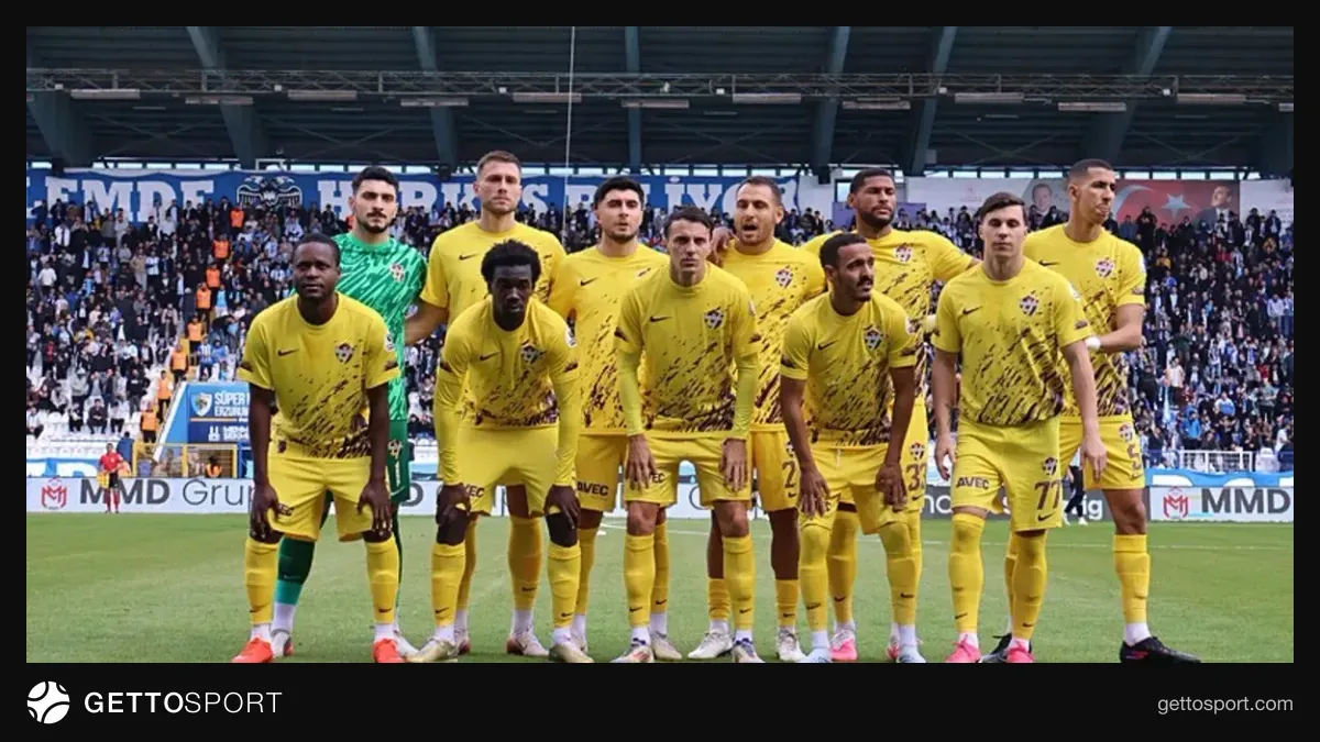Eyüpspor futbolcuları maç öncesi antrenmanda veya kenarda
