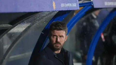 Fabian Hürzeler Brighton-un məşq meydançasında düşüncəli halda