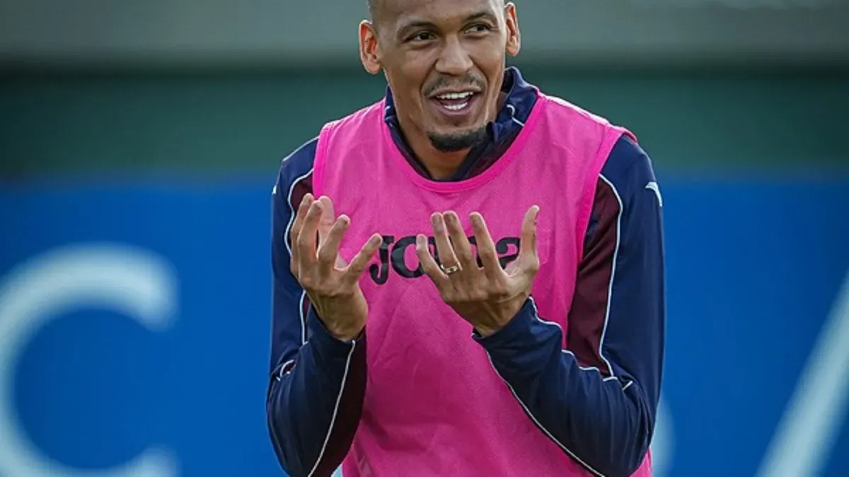 Fabinho sahada sarı kart tepkisi