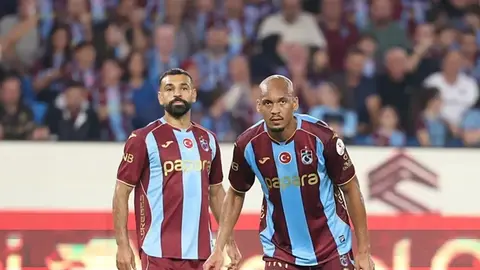 Fabinho ve Muhammed Salah maç sonrası konuşurken