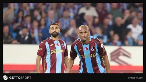 Fabinho ve Muhammed Salah maç sonrası konuşurken