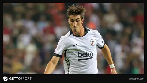 Beşiktaş formasıyla Fabio Miretti maçta top sürüyor