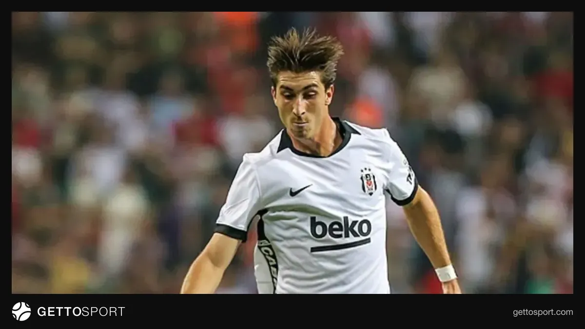 Fabio Miretti Beşiktaş formasıyla top kontrolü yaparken