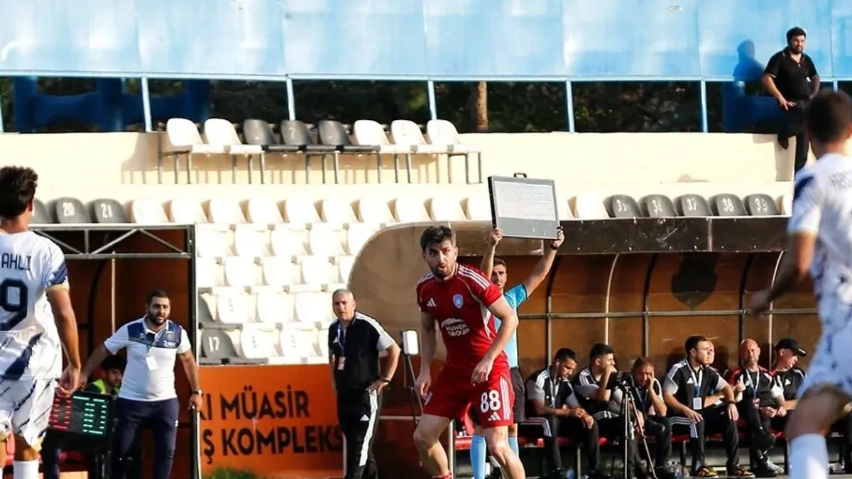 Faiq Hacıyev Turan Tovuz formasıyla klub zalında söhbət edərkən