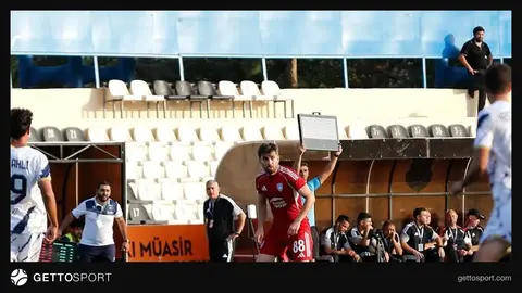 Faiq Hacıyev Turan Tovuz formasıyla klub zalında söhbət edərkən