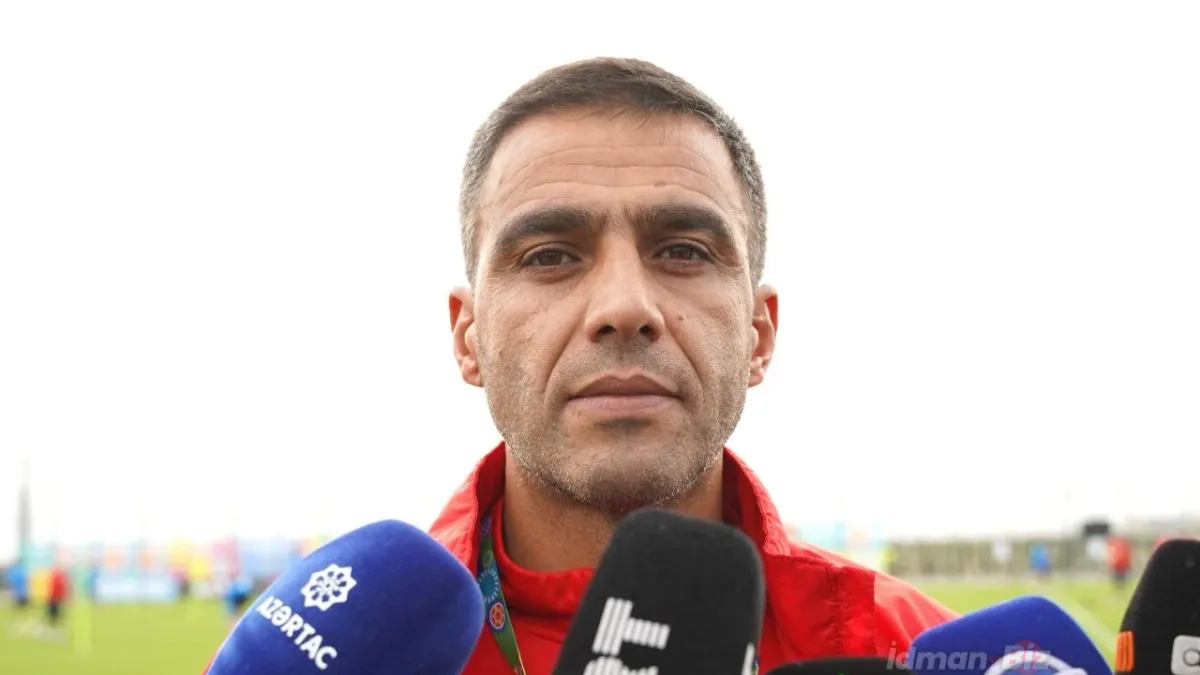 Famil Xəlilov Hövsanda açıq məşq zamanı futbolçuların ətrafında danışır