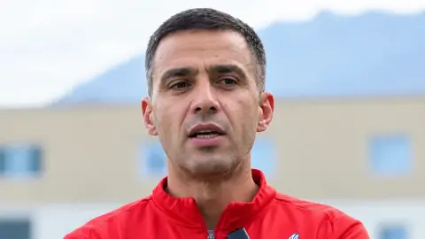 Famil Xəlilov müsahibə verərkən, U-15 millinin hazırlıq maneaçmenti
