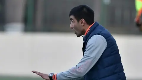 U-16 millinin baş məşqçisi Famil Xəliov məşqdə oyunçularla
