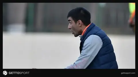 U-16 millinin baş məşqçisi Famil Xəliov məşqdə oyunçularla