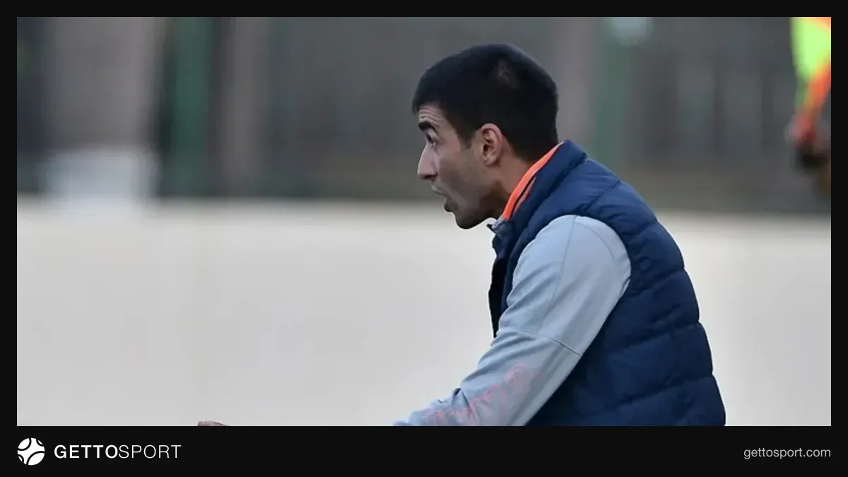 U-16 millinin baş məşqçisi Famil Xəliov məşqdə oyunçularla