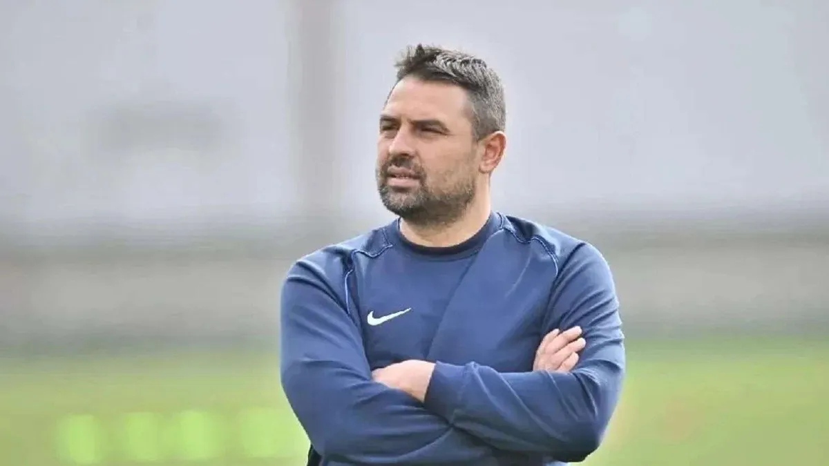 Fatih Akyel Radyospor stüdyosunda konuşurken