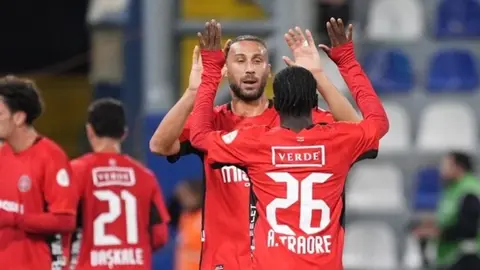 Fatih Karagümrük oyuncuları gol sevinci ve Cenk Tosun penaltı atışı