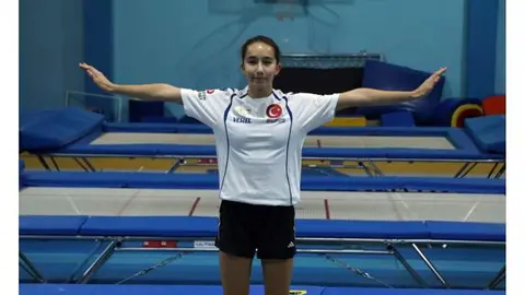 Fatma Rana Gökçe trampolin üzerinde antrenman yaparken