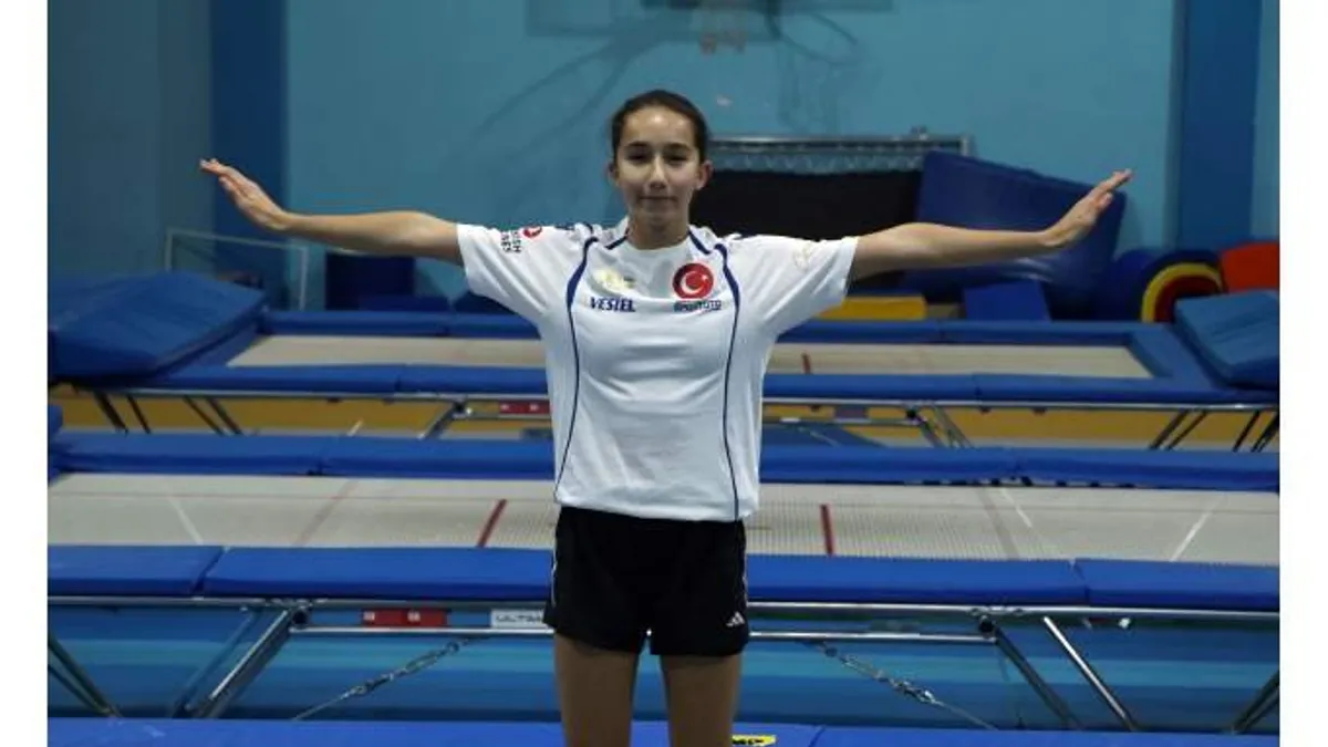 Fatma Rana Gökçe trampolin üzerinde antrenman yaparken