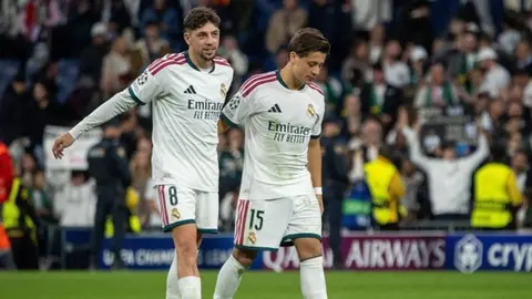 Federico Valverde maç sonrası konuşurken mikrofonlara açıklama yapıyor