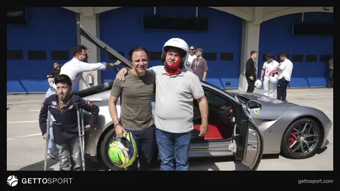 Felipe Massa ve görme engelli Levent Karadöl İstanbul Park'ta pist kenarında