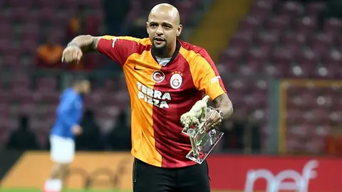 Felipe Melo Galatasaray formasıyla tribünde el sallıyor