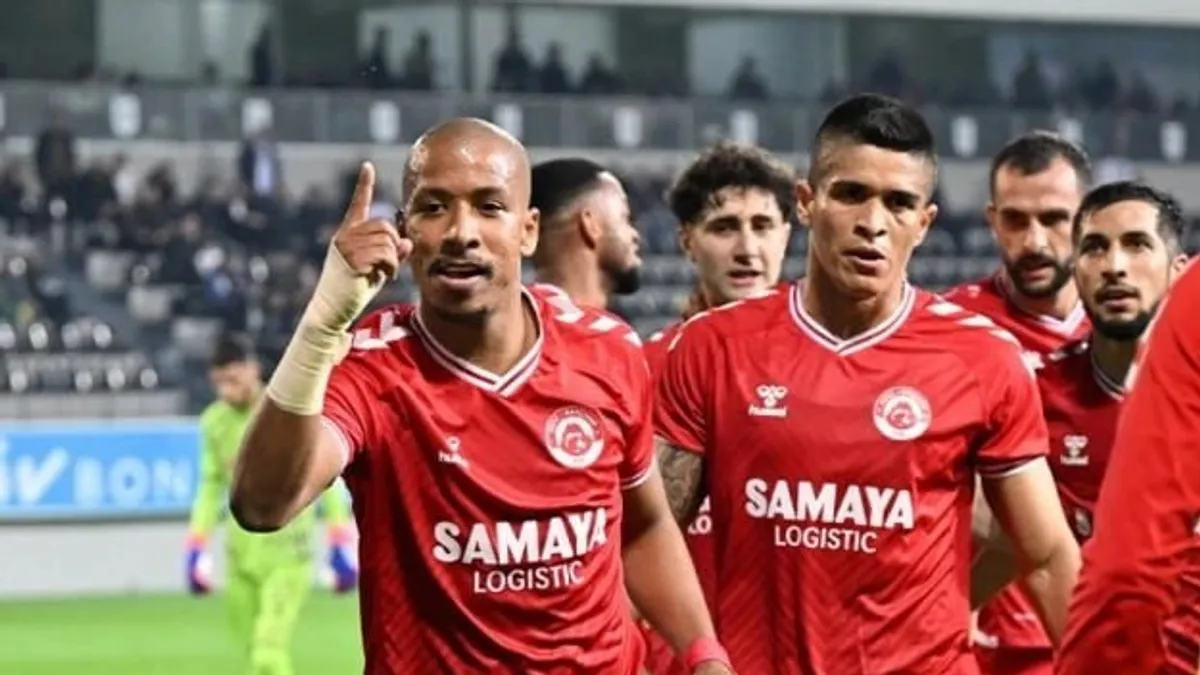 Felipe Santos Qəbələ forması ilə və ya məşq zamanı