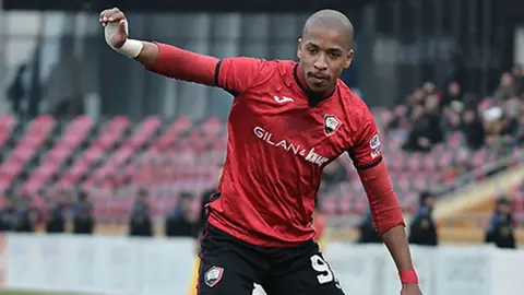 Felipe Santos oyun zamanı topa vurur