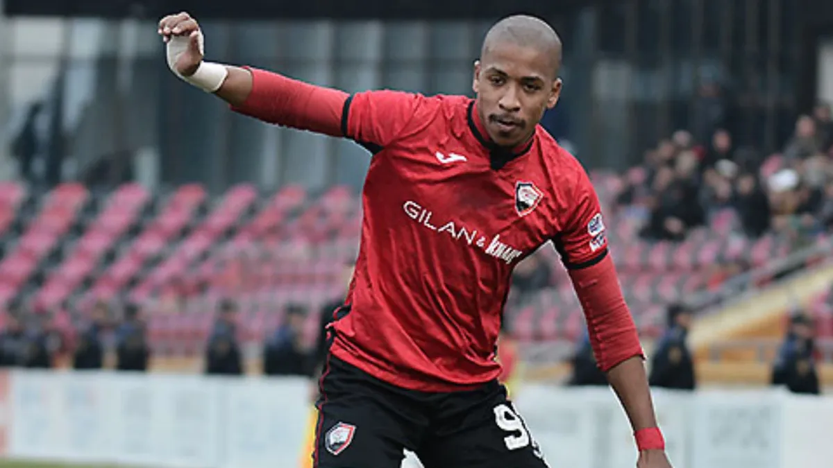 Felipe Santos oyun zamanı topa vurur