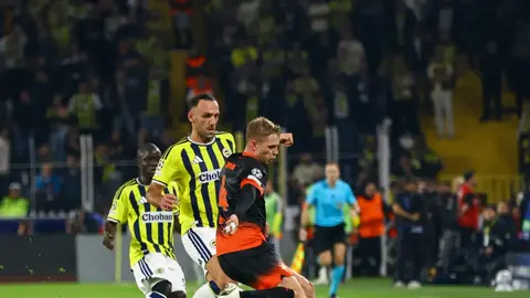 Fənərbağça və Slaviya oyununda meydançada oyun görüntüsü