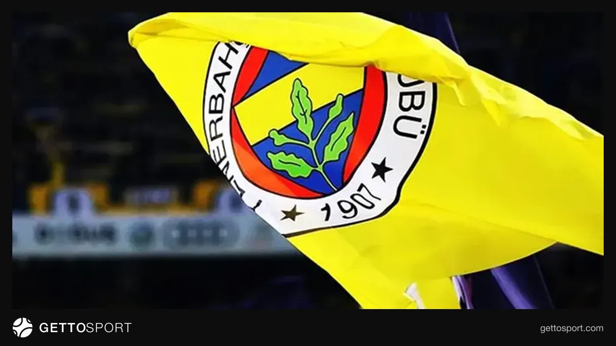 Fənərbağça loqosu və futbolçuların futbol görüntüləri