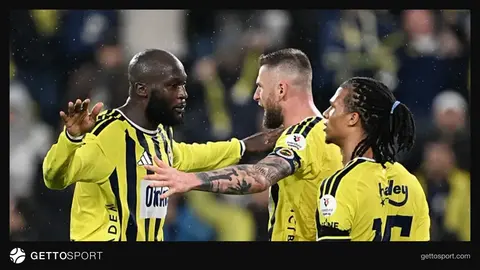 Fenerbahçe teknik direktörü İsmail Kartal soyunma odasında taktik verirken, stadyum arkada