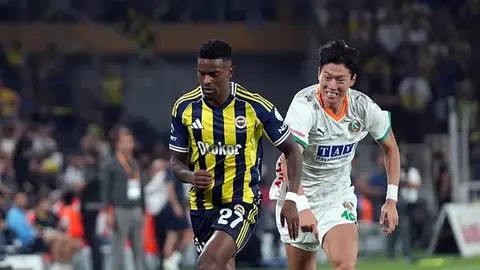 Fenerbahçe forması giymiş futbolcular ve Ülker Stadyumu görüntüsü