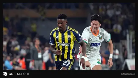 Fenerbahçe forması giymiş futbolcular ve Ülker Stadyumu görüntüsü
