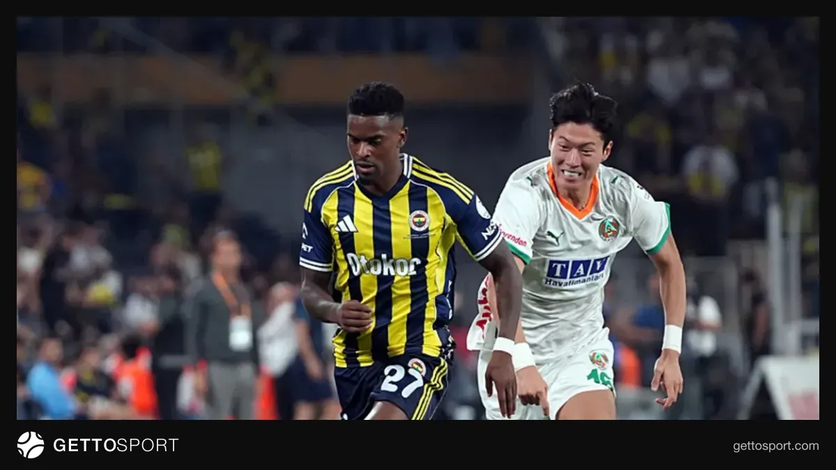 Fenerbahçe forması giymiş futbolcular ve Ülker Stadyumu görüntüsü