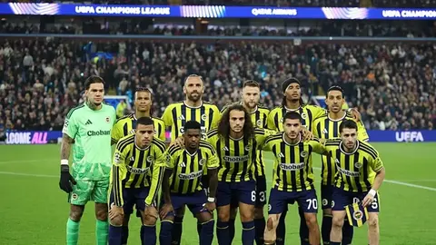 Fenerbahçe antrenmanda teknik direktör İsmail Kartal oyuncularla konuşuyor