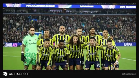 Fenerbahçe antrenmanda teknik direktör İsmail Kartal oyuncularla konuşuyor