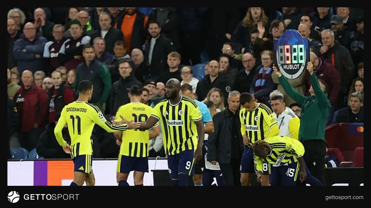 Fenerbahçe futbol takımı taktik idmanında saha çalışması, teknik direktör İsmail Kartal talimat verirken