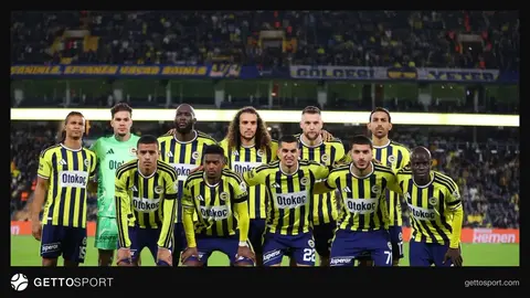 Fenerbahçe formasıyla sahada maç içinden bir görüntü, teknik ekip ve oyuncu değişikliği anı