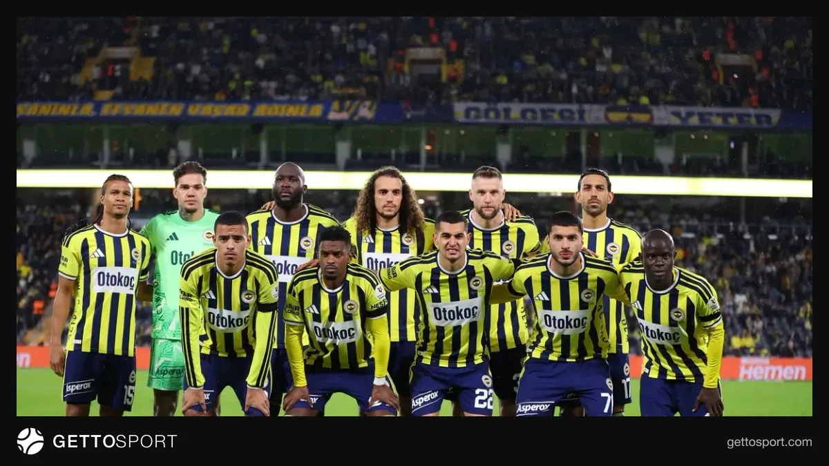 Fenerbahçe formasıyla sahada maç içinden bir görüntü, teknik ekip ve oyuncu değişikliği anı