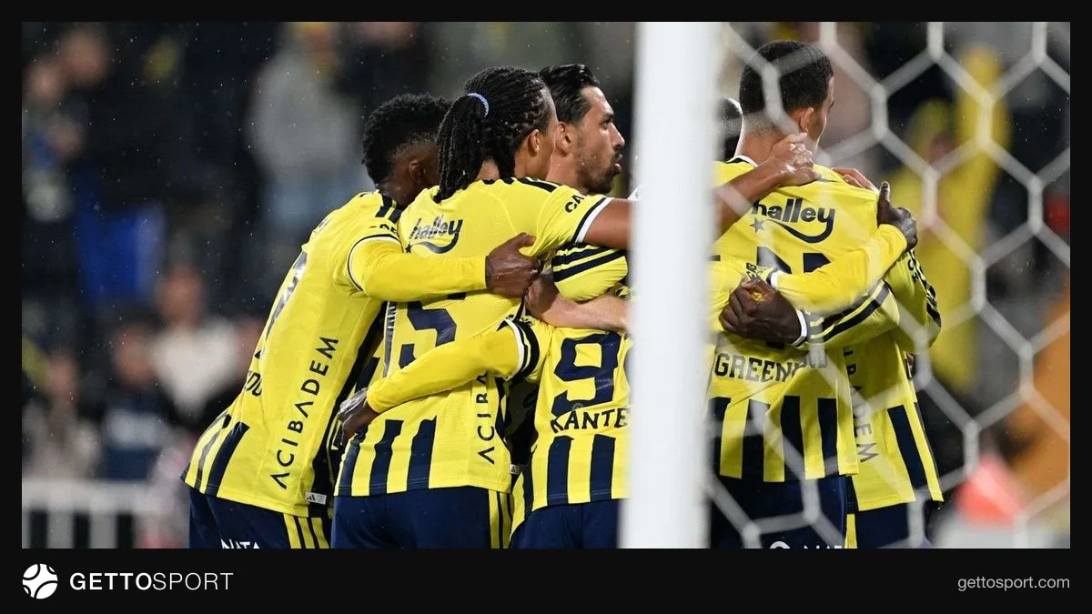 Fenerbahçe oyuncuları gol sevinci yaşarken stadyum görüntüsü